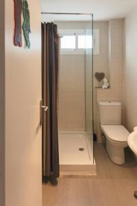 a bathroom with a shower and a toilet at LUMINOSO. COMODO. ACOGEDOR. WIFI. Junto a AVE in Valencia