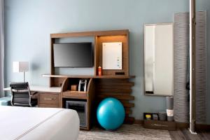 TV a/nebo společenská místnost v ubytování EVEN Hotels - Shenandoah - The Woodlands by IHG