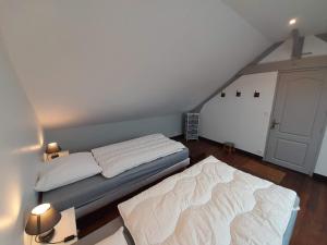 1 dormitorio con 2 camas en un ático en Rozéliande, en Roz-sur-Couesnon
