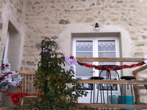 Le domaine des Terres في Saint-Appolinaire: غرفة مع طاولة ونافذة