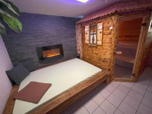 um quarto com uma cama e uma lareira em Comfortable holiday home with hot tub em Teunz