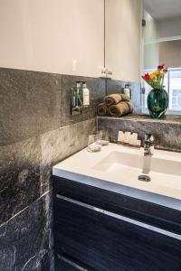 een badkamer met een wastafel en een spiegel bij KeizersgrachtSuite471 in Amsterdam