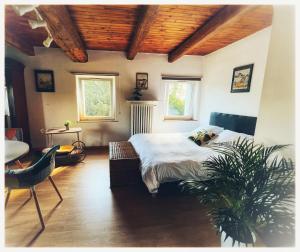 ein Schlafzimmer mit einem Bett und einem Tisch mit einer Pflanze in der Unterkunft Château de Logne in Ay-sur-Moselle