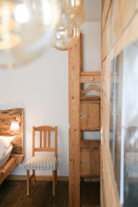 Cette chambre comprend des lits superposés et une chaise. dans l'établissement Hotel Solaria, à Bivio