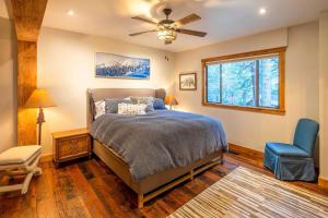 1 dormitorio con 1 cama y 1 silla azul en Expansive Tahoe Escape with Hot Tub Ski and Hike, en Incline Village