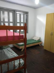 a room with two bunk beds and a window at Hostel Cachoeira in Porto Alegre