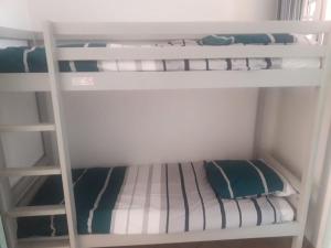 מיטה או מיטות קומותיים בחדר ב-Appartement La Palmeraie Odalys Prestige Grimaud