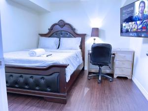 1 dormitorio con cama, escritorio y silla en WELCOME TO PREMIUM LIVING PLACE / 2 BEDROOMS SUITE, en Innisfil
