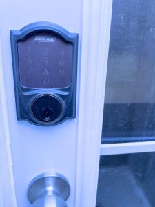 un cierre de una puerta con un pomo de puerta en WELCOME TO PREMIUM LIVING PLACE / 2 BEDROOMS SUITE, en Innisfil