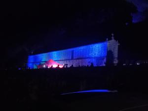 un edificio iluminado con luces azules por la noche en Casa do Lucio, en Rianjo