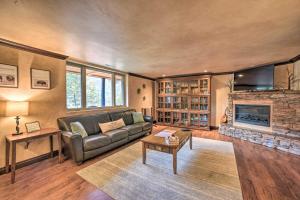 uma sala de estar com um sofá e uma lareira em Homey Mtn View Escape 11 Mi to Garden of the Gods em Cascade-Chipita Park