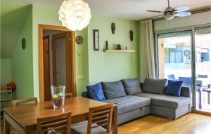 Posezení v ubytování Stunning Apartment In Tossa De Mar With Kitchen