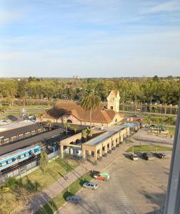 una vista aérea de una estación de tren con un tren en Vista Apart en Tigre