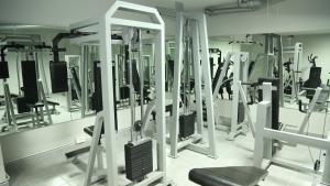 Fitness centrum a/nebo fitness zařízení v ubytování VU'Z Hotel