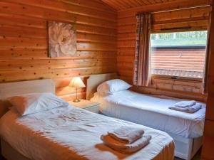 Säng eller sängar i ett rum på Cosy Lodge - Uk37418