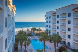 Útsýni yfir sundlaug á Palm Beach Resort Orange Beach a Ramada by Wyndham eða í nágrenninu