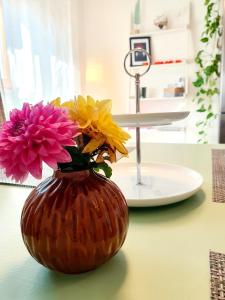 un vaso pieno di fiori seduto su un tavolo di Apartment Souterrain Bühl Vimbuch Familie Bork a Bühl