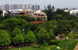 um parque numa cidade com árvores e edifícios em Américas Gaivota Hotel no Rio de Janeiro