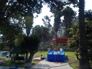 een gezin dat speelt in een speeltuin in een park bij casa campestre marina in Chaclacayo