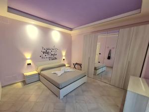 a bedroom with a bed and a large mirror at Il Piccolo Sogno di Roma in Rome