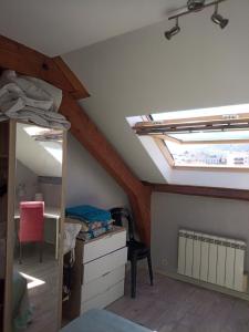 Dormitorio con lucernario sul soffitto di -- Le Sanctuaire, à 50 mètres de la Gare -- ad Annecy