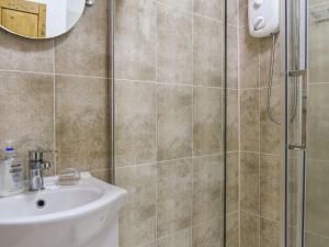 a bathroom with a shower and a sink at The Old Sweetshop in Par