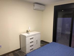 a bedroom with a bed and a dresser with a air conditioner at Apartamento céntrico 3 Edificio picazzo en Mercedes Uruguay in Mercedes