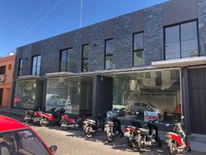 eine Reihe von Motorrädern, die vor einem Gebäude geparkt sind in der Unterkunft Apartamento céntrico 3 Edificio picazzo en Mercedes Uruguay in Mercedes