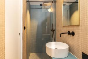 ein Bad mit einem Waschbecken und einer Dusche in der Unterkunft 95sqm 4 room maisonette apt near center & PrenzlB in Berlin