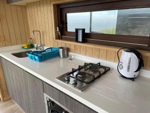 um balcão de cozinha com um fogão e um lavatório em Quadro Matanzas cabañas em Matanzas