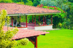 ペレイラにあるVilla Cristina - Casa Boutiqueのピンクの花の庭園の展望台 +107枚の写真