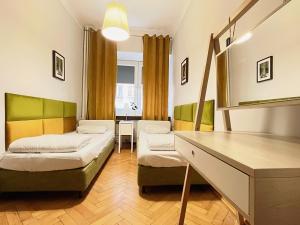 Postel nebo postele na pokoji v ubytování Hostel Helvetia Rooms Warsaw CITY CENTER and OLD TOWN