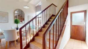 una escalera en una casa con una mesa y una silla en San Lameer Style by Top Destinations Rentals en Southbroom