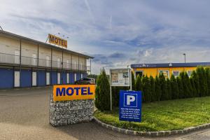 un cartello di un motel di fronte a un motel di Tour-Motel a Wilfersdorf