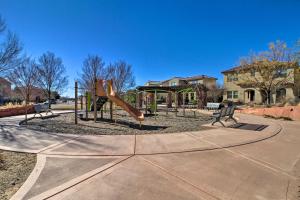 um parque com parque infantil com escorrega em Updated ABQ Getaway Walk to Netflix Studios! em Albuquerque