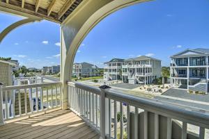 オーシャン・アイル・ビーチにあるCoastal Retreat with Double Deck and Ocean Views!のコンドミニアムの景色を望むバルコニー
