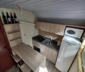 Η κουζίνα ή μικρή κουζίνα στο Cabanas Brisa dos Canyons +57 φωτογραφίες