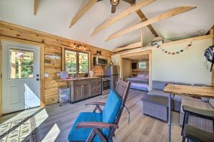 una cocina y sala de estar en una casa pequeña en Quaint Oakland Getaway on East Pond Lake!, en Waterville