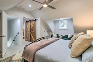 Un dormitorio con una cama y un ventilador de techo. en Game Room, Community Beach Pocono Home!, en Albrightsville 37 fotos más