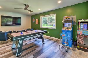 una sala de juegos con mesa de billar y máquina en Pocono Mountain Escape with Game Room Walk to Lake!, en Albrightsville