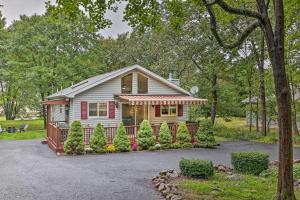 Taman di luar Charming Albrightsville Home with Gas Fire Pit!