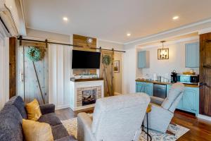 uma sala de estar com um sofá e uma lareira em Coastal Haven - Unit C - Downstairs em Kill Devil Hills