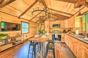 Kjøkken eller kjøkkenkrok på Rustic-Chic Woodland Hideaway with Hot Tub!