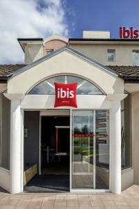 un panneau sur l'entrée d'un magasin dans l'établissement ibis Pau Lescar, à Lescar