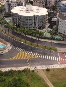 een luchtzicht op een straat in een stad bij Apartamento - CARIBE BRASILEIRO - Praia do Forte - De frente para o mar in Cabo Frio