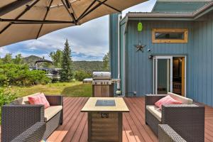 d'une terrasse avec une table et des chaises. dans l'établissement Sunlight Mountain Home with Hot Tub and View!, à Carbondale