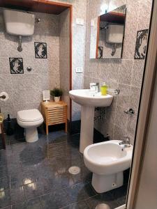 bagno con lavandino e servizi igienici di La Casita Toledo - In pieno centro a Napoli