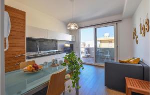 een keuken en een woonkamer met een tafel met fruit erop bij Beautiful Apartment In Pozzallo With Kitchen in Pozzallo
