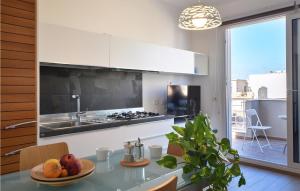 een keuken met een tafel en een fruitschaal bij Beautiful Apartment In Pozzallo With Kitchen in Pozzallo