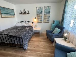 een slaapkamer met een bed en een blauwe bank bij Cobmin Ridge Motel 